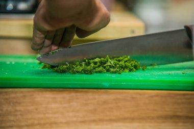 Şef mutfakta yemekle hazırlar