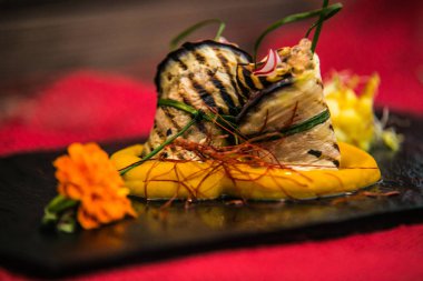 Tabakta yemek için özel tasarladığımız detay