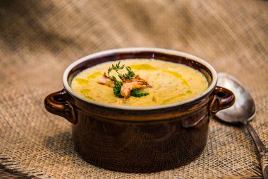 ahşap bir masa üzerinde balık krem çorbası