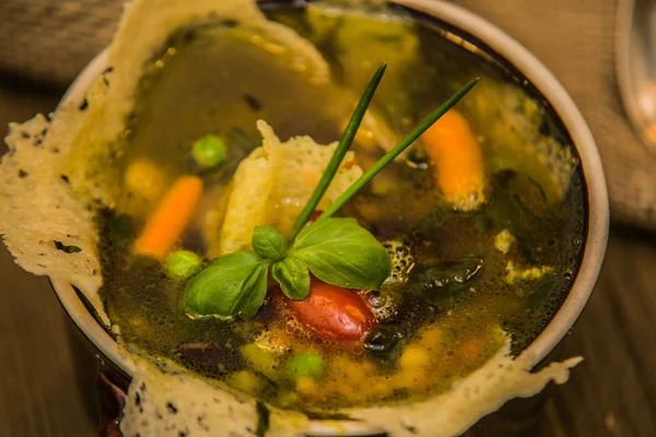 ahşap bir masa üzerinde balık çorbası