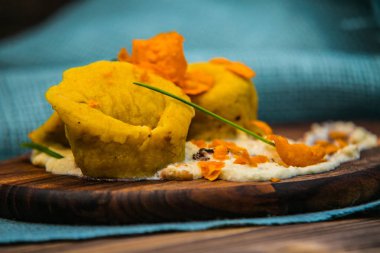 Özel tasarladığımız ahşap bir gemide yemek için detay