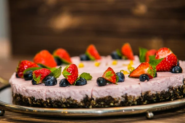 Cheesecake decorated with fresh fruits.Detail on special designe for food on plate — Stock Photo, Image