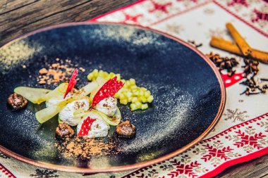 Elma ve tarçın ile lezzetli ev yapımı Noel incelik