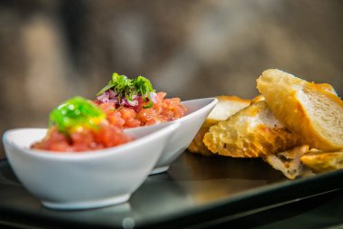 Detay üzerinde özel tasarladığımız ahşap bir gemide yemek için. Gıda detay