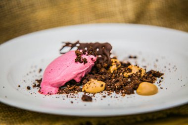 Ahşap bir gemide yemek için özel tasarım detay. Gıda detay