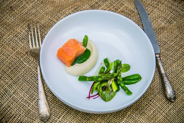 Ahşap bir gemide yemek için özel tasarım detay. Gıda detay