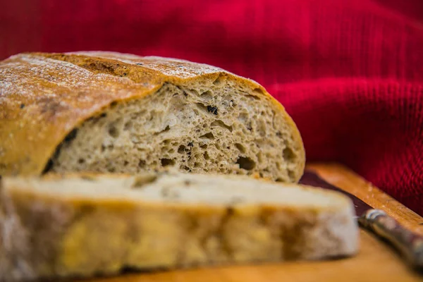 Laib Frisches Brot Auf Hölzerner Oberfläche — Stockfoto