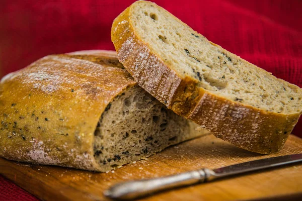 Laib Frisches Brot Auf Hölzerner Oberfläche — Stockfoto