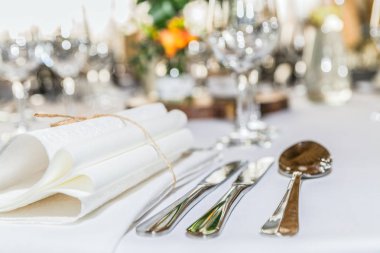 Bir şenlik, parti ya da düğün resepsiyonu için güzel bir masa. Tasarım, resmi. Yakın çekim.