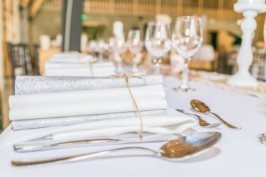 Bir şenlik, parti ya da düğün resepsiyonu için güzel bir masa. Tasarım, resmi. Yakın çekim.