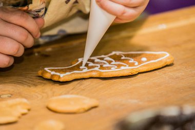 Şefin tatlı ballı keki hazırlarken ellerini kapat. Yemek pişirme konsepti 