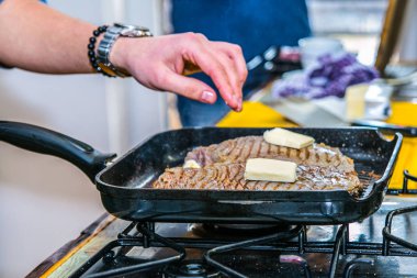 Şef hazırlanıyor gıda kavramı pişirme bir Restoran mutfağında eller yukarı kapatın
