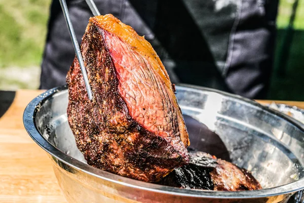 Kocken Tillagar Utsökt Grillat Kött Närbild Ett Färskt Rostat Kött — Stockfoto