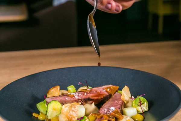 Şef hazırlanıyor gıda kavramı pişirme bir Restoran mutfağında eller yukarı kapatın