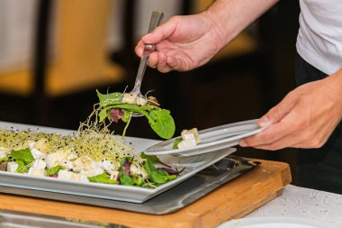 Şef hazırlanıyor gıda kavramı pişirme bir Restoran mutfağında eller yukarı kapatın