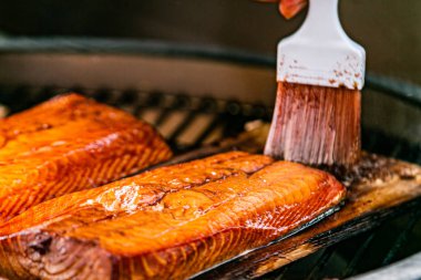 Şef hazırlanıyor gıda kavramı pişirme bir Restoran mutfağında eller yukarı kapatın