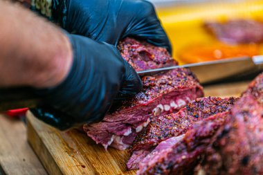 Şef hazırlanıyor gıda kavramı pişirme bir Restoran mutfağında eller yukarı kapatın
