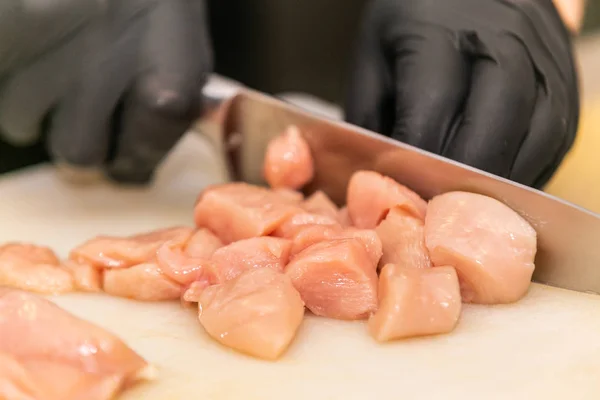 Şef hazırlanıyor gıda kavramı pişirme bir Restoran mutfağında eller yukarı kapatın