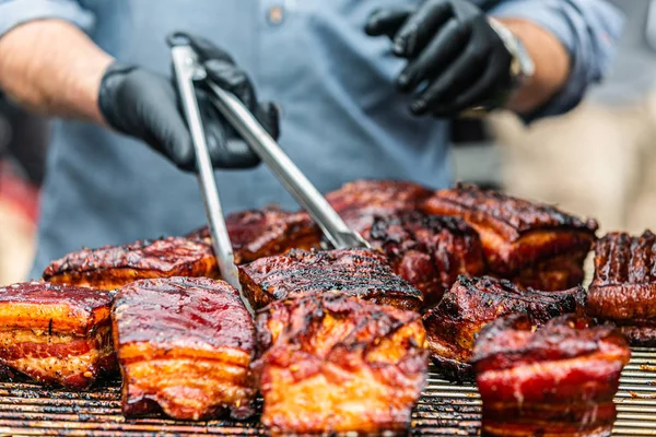 Şef lezzetli kavrulmuş et hazırlar. Taze kavrulmuş et closeup