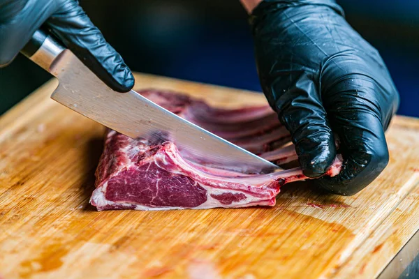 Şef hazırlanıyor gıda kavramı pişirme bir Restoran mutfağında eller yukarı kapatın