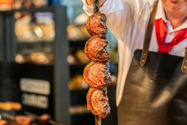 Şef hazırlanıyor gıda kavramı pişirme bir Restoran mutfağında eller yukarı kapatın