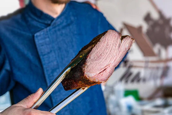 Şef hazırlanıyor gıda kavramı pişirme bir Restoran mutfağında eller yukarı kapatın