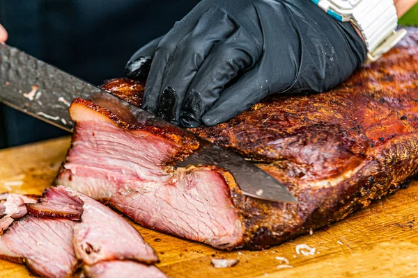 Şef hazırlanıyor gıda kavramı pişirme bir Restoran mutfağında eller yukarı kapatın