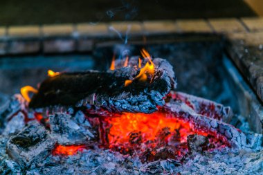 Ateşli odun ateşi, kömür ve közler. Şenlik ateşinde sıcak közler. Kapat. 