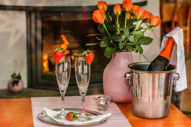 Çilekle süslenmiş, şampanyalı bir bardak. Şampanya ve çilekli romantik kompozisyon 