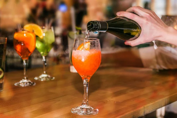 Garson elinde bir şişe şampanyayla bardakları dolduruyor. Şampanyanın ayrıntıları bardağa dökülüyor. 