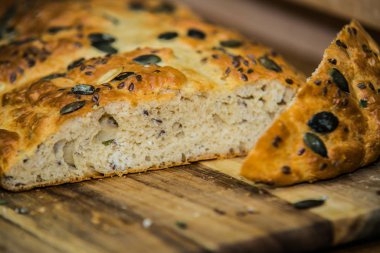 Taze pişmiş ekmeğin ayrıntıları. Ahşap yüzeyde bir somun taze ekmek