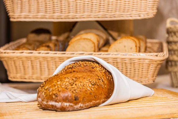 新鲜传统家庭烘焙全麦面包包的细节 — 图库照片