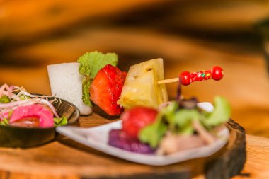 Bir etkinlikteki bir yemeğin, düğünün, toplantının ya da kongrenin ayrıntıları. Tabakta süslenmiş kanepeler. 