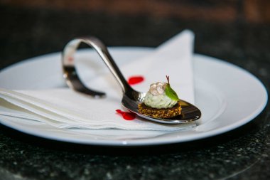Bir etkinlikteki bir yemeğin, düğünün, toplantının ya da kongrenin ayrıntıları. Tabakta süslenmiş kanepeler. 