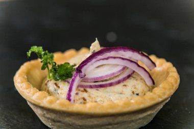 Bir etkinlikteki bir yemeğin, düğünün, toplantının ya da kongrenin ayrıntıları. Tabakta süslenmiş kanepeler. 