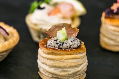 Bir etkinlikteki bir yemeğin, düğünün, toplantının ya da kongrenin ayrıntıları. Tabakta süslenmiş kanepeler. 