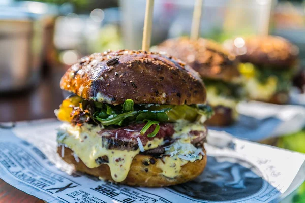 Sendvič Hamburgerem Zeleninou Rychlé Občerstvení Lahodný Hamburger — Stock fotografie