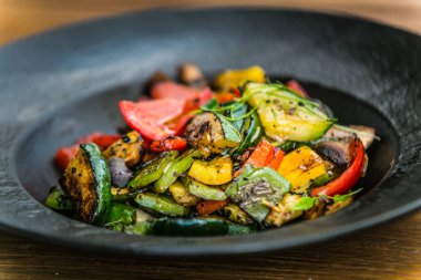 Taze bahçe salatası. Tabakta taze bahçe salatası. Taze ve sağlıklı sebze salatası. 