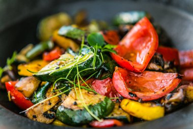 Taze bahçe salatası. Tabakta taze bahçe salatası. Taze ve sağlıklı sebze salatası. 