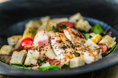 Taze bahçe salatası. Tabakta taze bahçe salatası. Taze ve sağlıklı etli sebze salatası.