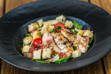 Taze bahçe salatası. Tabakta taze bahçe salatası. Taze ve sağlıklı etli sebze salatası.