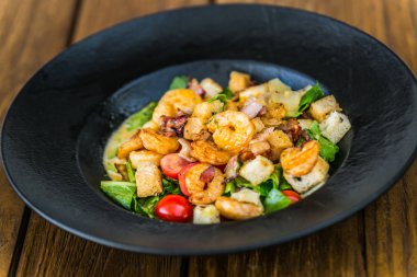 Taze bahçe salatası. Tabakta taze bahçe salatası. Taze ve sağlıklı etli sebze salatası.