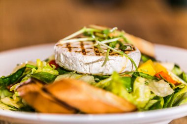 Taze bahçe salatası. Tabakta taze bahçe salatası. Peynirli taze ve sağlıklı sebze salatası.