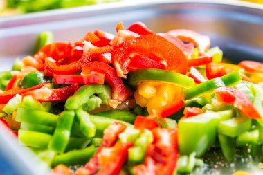 Taze bahçe salatası. Tabakta taze bahçe salatası. Taze ve sağlıklı sebze salatası. 