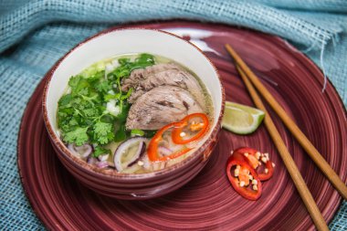 Etli lezzetli sebze çorbası. Vietnam çorbası. Asya mutfağı