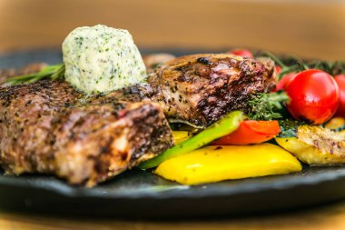 Restorandaki yemek. Yemek tasarımı ve restoran yemeği servisi. Gurme restoran menüsü konsepti. Yaratıcı stilist restoran 