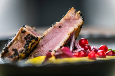 Restorandaki yemek. Yemek tasarımı ve restoran yemeği servisi. Gurme restoran menüsü konsepti. Yaratıcı stilist restoran 