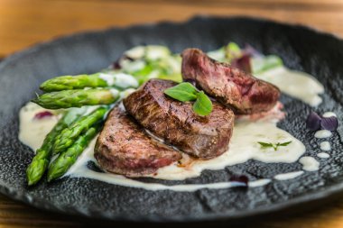 Restorandaki yemek. Yemek tasarımı ve restoran yemeği servisi. Gurme restoran menüsü konsepti. Yaratıcı stilist restoran 