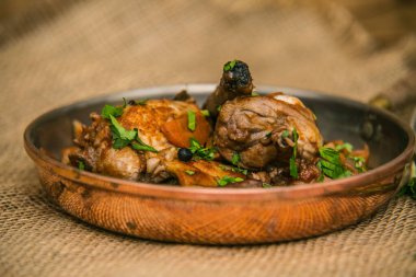 Restorandaki yemek. Yemek tasarımı ve restoran yemeği servisi. Gurme restoran menüsü konsepti. Yaratıcı stilist restoran 