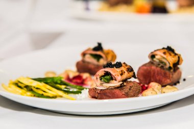 Restorandaki yemek. Yemek tasarımı ve restoran yemeği servisi. Gurme restoran menüsü konsepti. Yaratıcı stilist restoran 